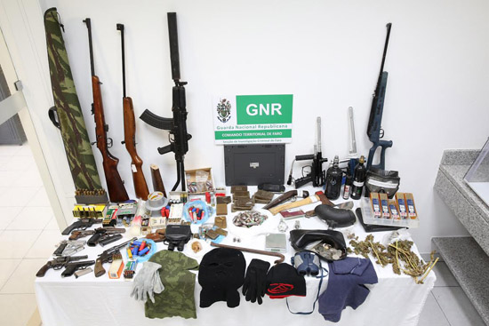GNR de Paderne apreende armas e droga