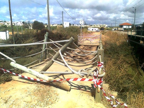 Ponte destruída Parque Ribeirinho de Faro_Foto Luís Passos_Facebook_1