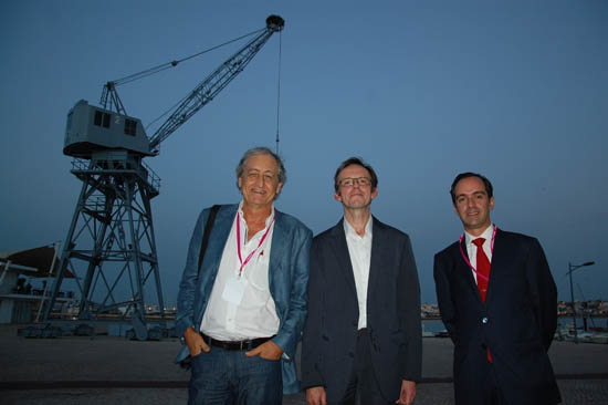 Wim de Vos, ao centro, ladeado por José Gameiro, diretor científico do Museu de Portimão, e José Alberto Ribeiro, presidente do ICOM Portugal