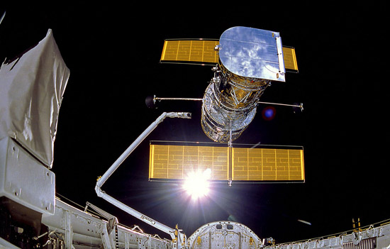 Foto do Telescópio Espacial Hubble em órbita, no dia 25 de abril de 1990, depois de ser retirado do porão de carga do vaivém espacial Discovery (Imagem: NASA)