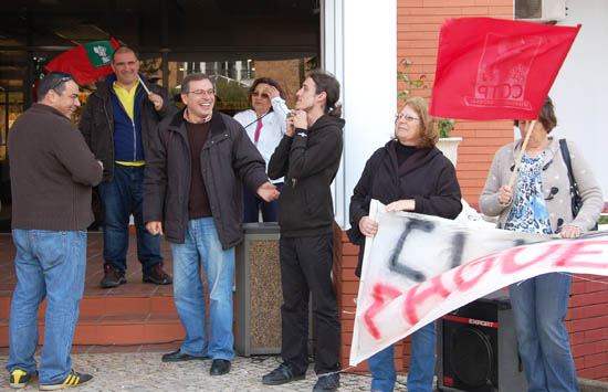 O deputado Paulo Sá (ao centro) com os manifestantes frente ao Clube Praia da Rocha