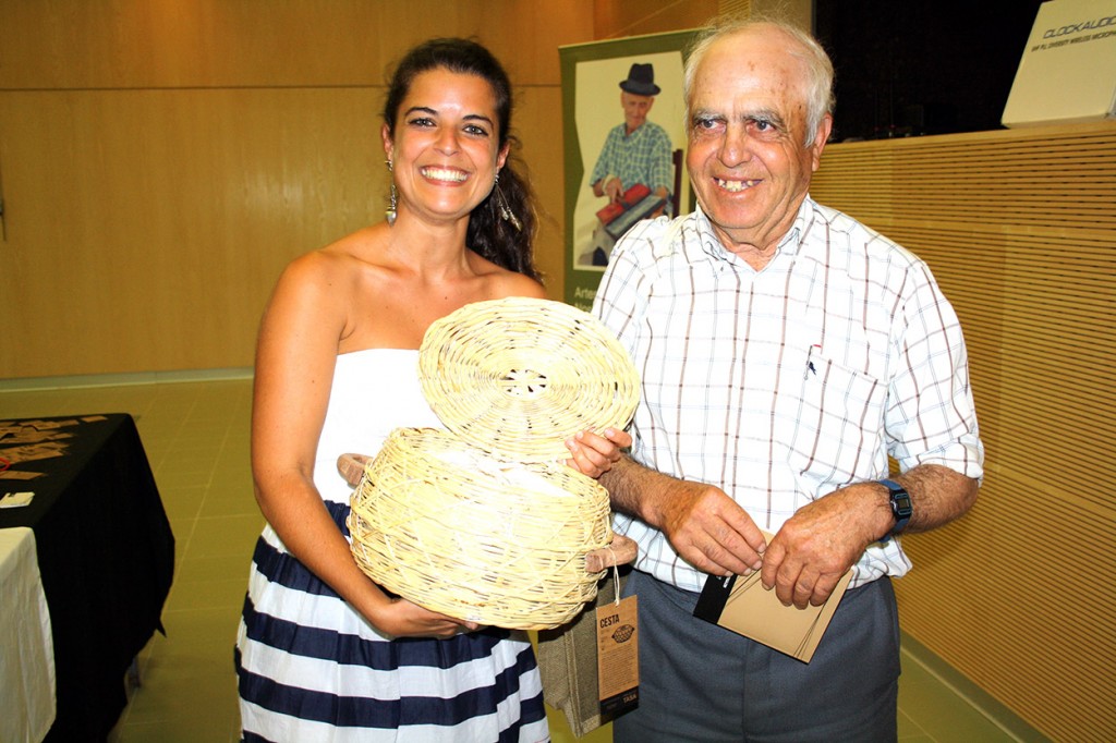 Joana Martins com o artesão do TASA António Gomes