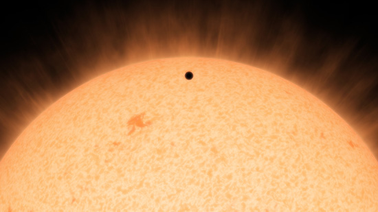 Imagem artística do trânsito do planeta HD219134 b em frente da sua estrela. Os tamanhos relativos da estrela e do planeta estão à escala (Crédito: NASA/JPL-Caltech/R. Hurt)