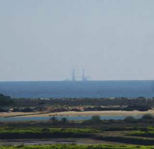 Plataforma de petróleo em cargueiro ao largo de Tavira