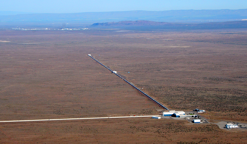 Um dos detetores da experiência LIGO, em Hanford, estado de Washinton. O outro detector situa-se em Livingston, estado de Louisiana.  Crédito: LIGO.
