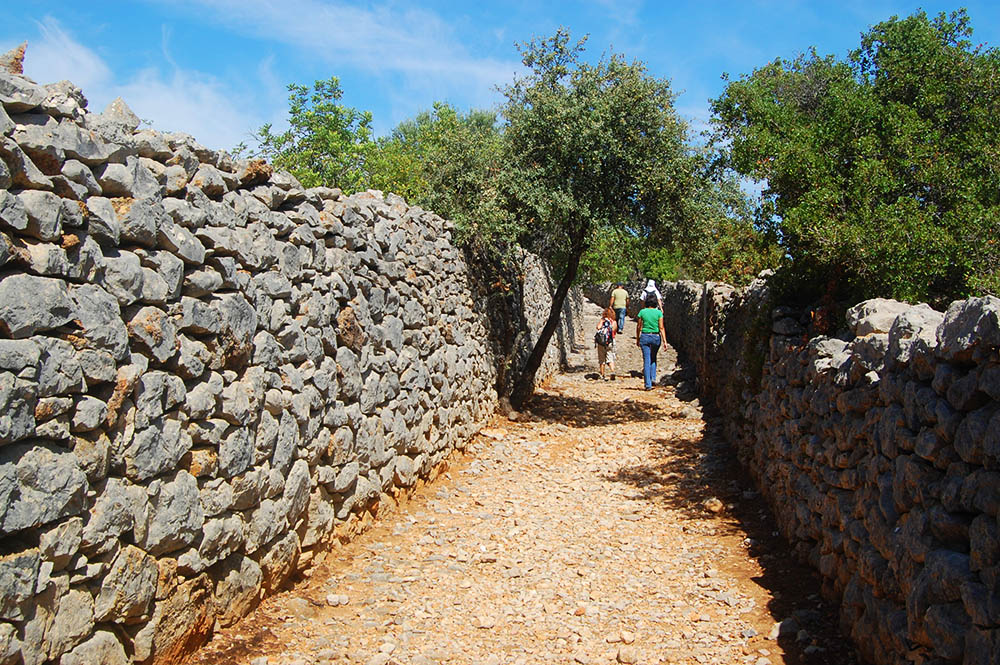 Walking tour connects São Brás to Milreu along the Roman sidewalk