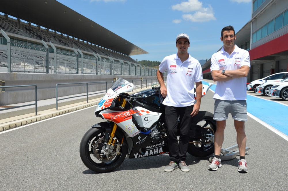 Miguel Oliveira e Miguel Praia com a Yamaha R1_1