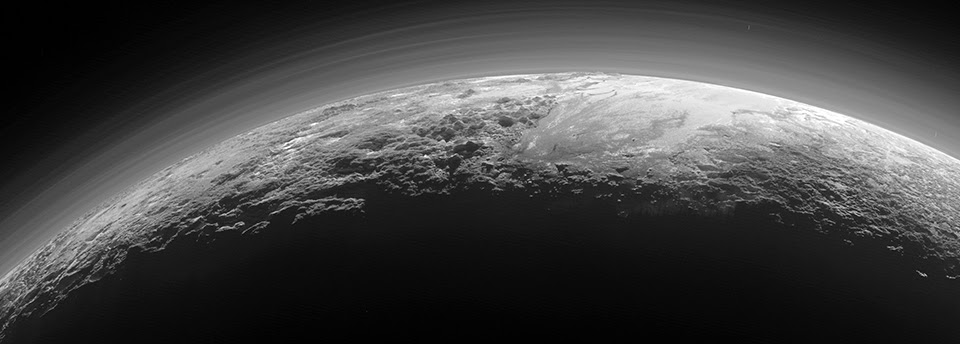 Foto de Plutão obtida apenas 15 minutos depois da maior aproximação da sonda New Horizons a Plutão, a 14 de julho de 2015(1)
