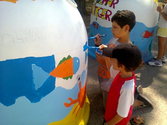 Children painting glass in Castro Marim