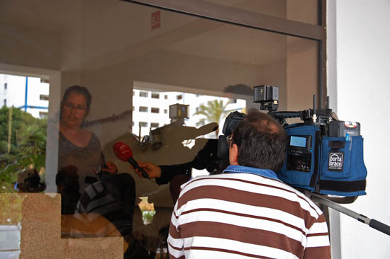 Marilu being interviewed by SIC - camera on the street, journalist inside