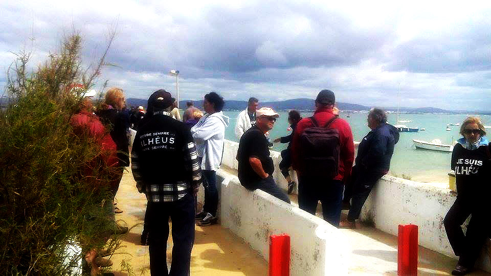Islanders await the arrival of the Polis Society in Ilha do Farol