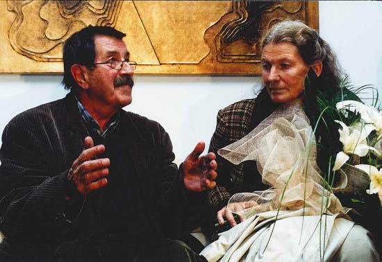 Günter Grass e a mulher, fotografados na receção, organizada pela RTA, a Günter Grass, no Aeroporto Internacional de Faro,  em 02/11/1999, por ocasião da primeira vinda do escritor à região após o Nobel da Literatura - Foto de Telma Veríssimo/RTA