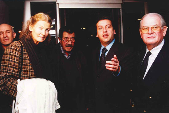 Receção, organizada pela RTA, a Günter Grass, no Aeroporto Internacional de Faro, em 02/11/1999, por ocasião da primeira vinda do escritor à região após o Nobel da Literatura - Foto de Telma Veríssimo/RTA