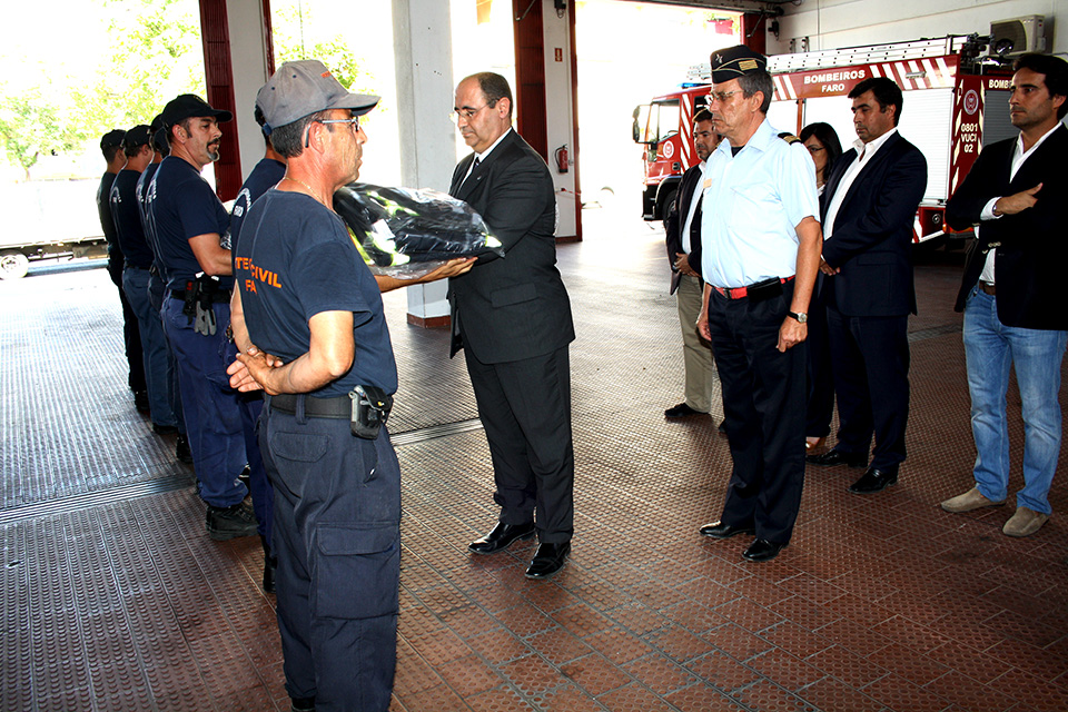 Rogério Bacalhau delivers PPE to firefighters_1