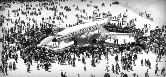O avião inaugural, rodeado de gente na pista (Fonte restosdecoleccao.blogspot.com)