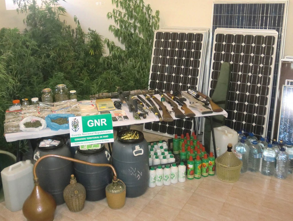 GNR seizes weapons and drugs in SB Messines_1