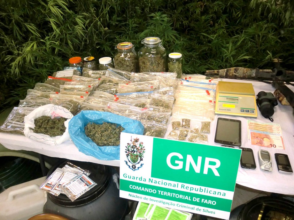 GNR seizes weapons and drugs in SB Messines_2