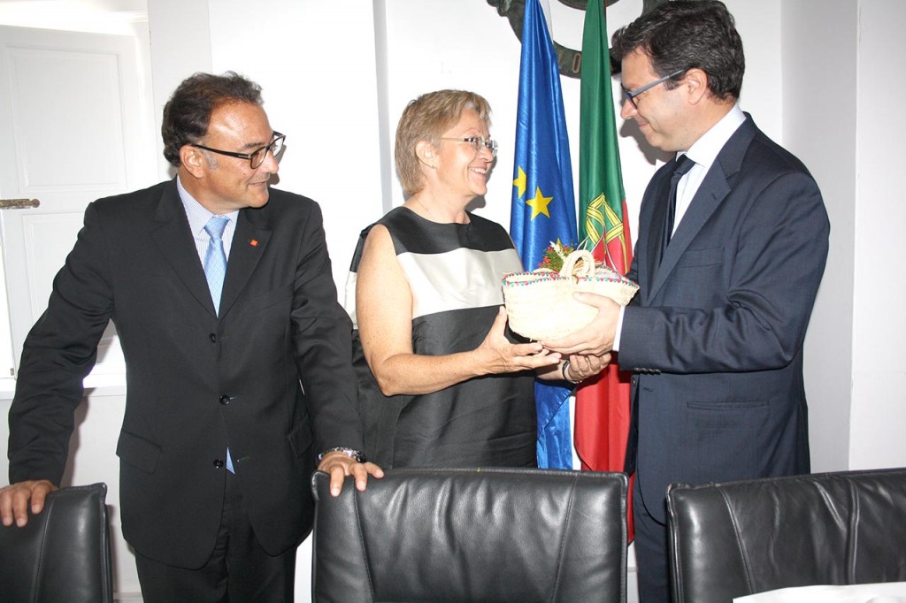 Hugo Nunes ofereceu presentes aos representantes do IKEA