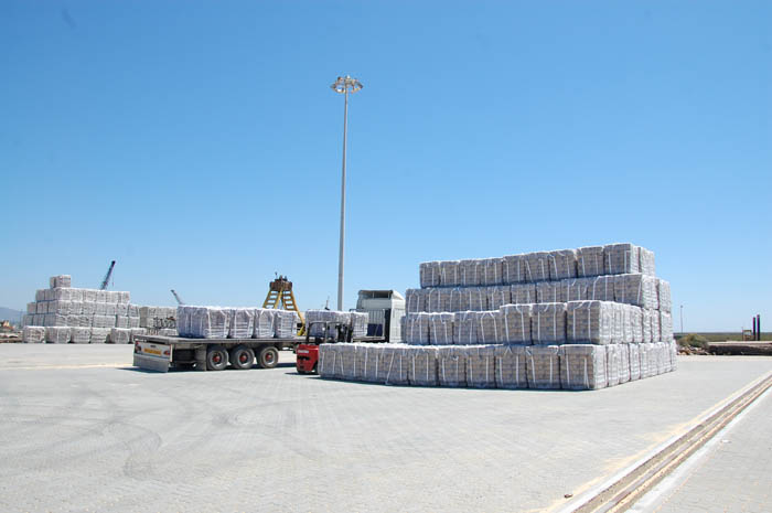 Cimento da Cimpor prestes a ser carregado no Porto de Faro