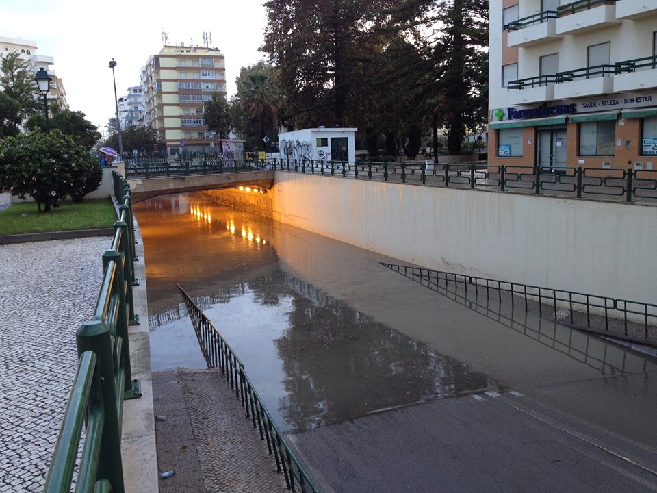 Túnel de Olhão inundado, às 8h30 deste domingo - foto de João Valentim