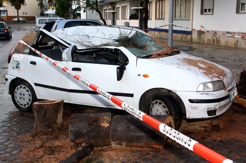 Carro destruido em Olhão_Temporal 1 Nov 2015_2