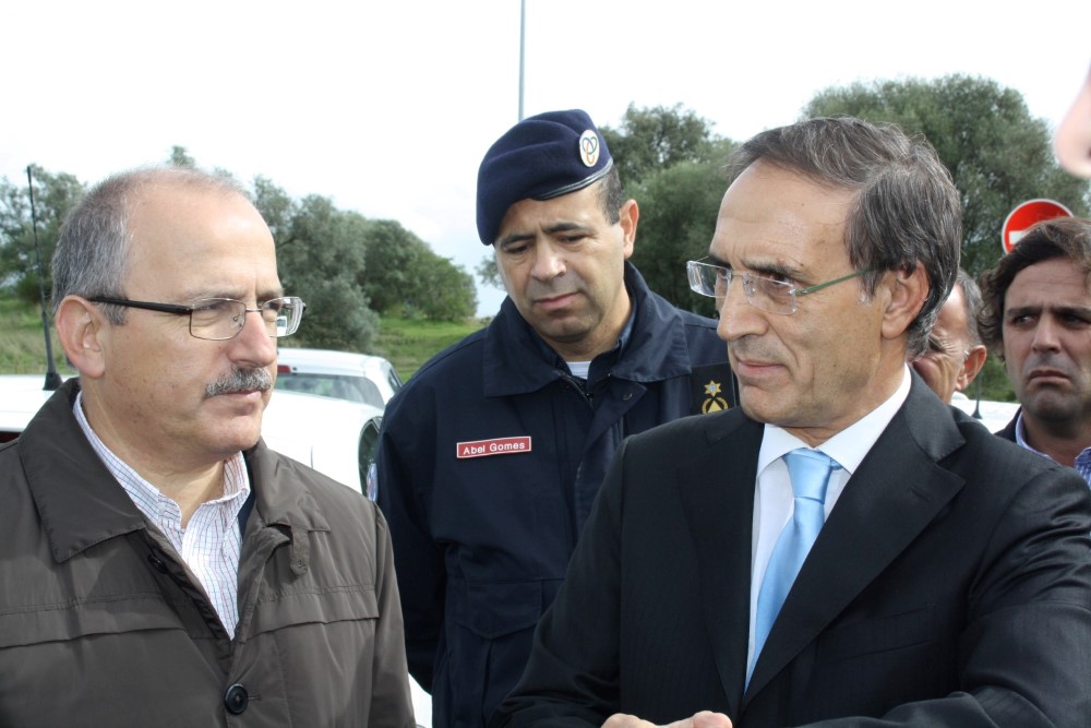 Calvão da Silva with Vítor Aleixo and commander Abel Gomes of civil protection