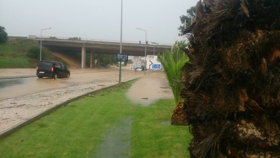 Viaduto junto ao Vale Paraíso (Albufeira) inundado, com carros imobilizados - Manuel Kasinha