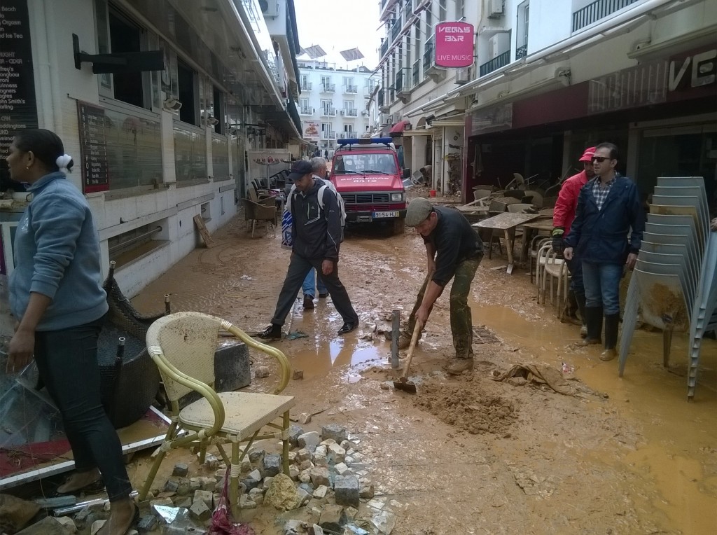 Trying to clean up the destruction in Baixa de Albufeira this morning - photo by Nuno Costa|Sul Informação