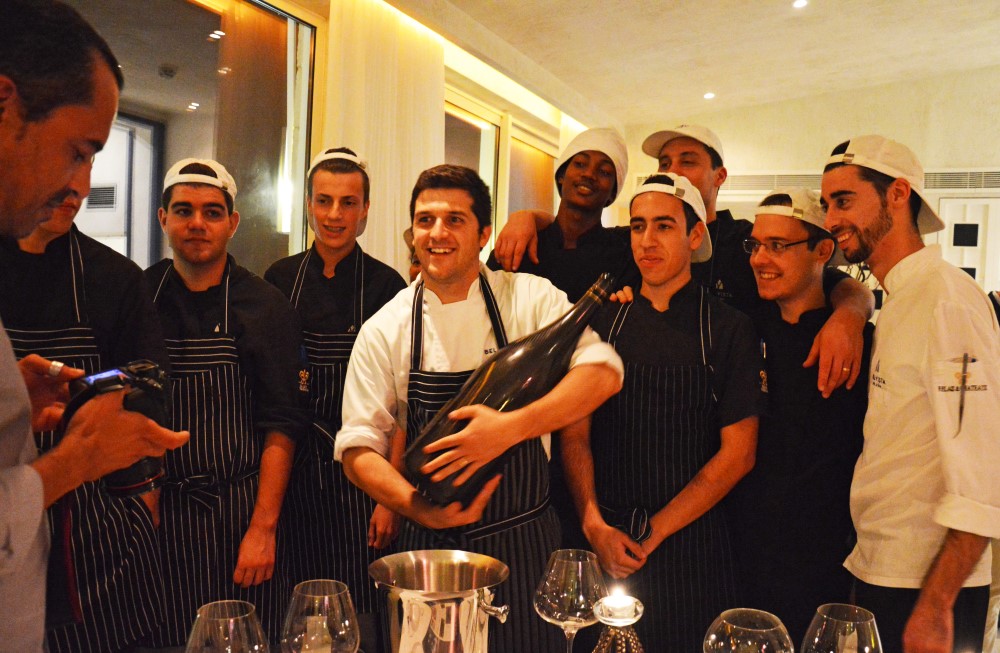 João Oliveira, o chef do Vista Restaurante, com a sua equipa - foto de Elisabete Rodrigues