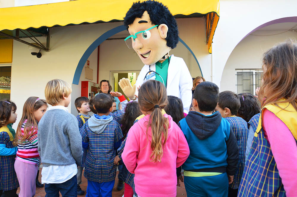 Dr. Gonçalo, in the middle of the Children, in the playground of the Amigos dos Pequeninos, in Silves