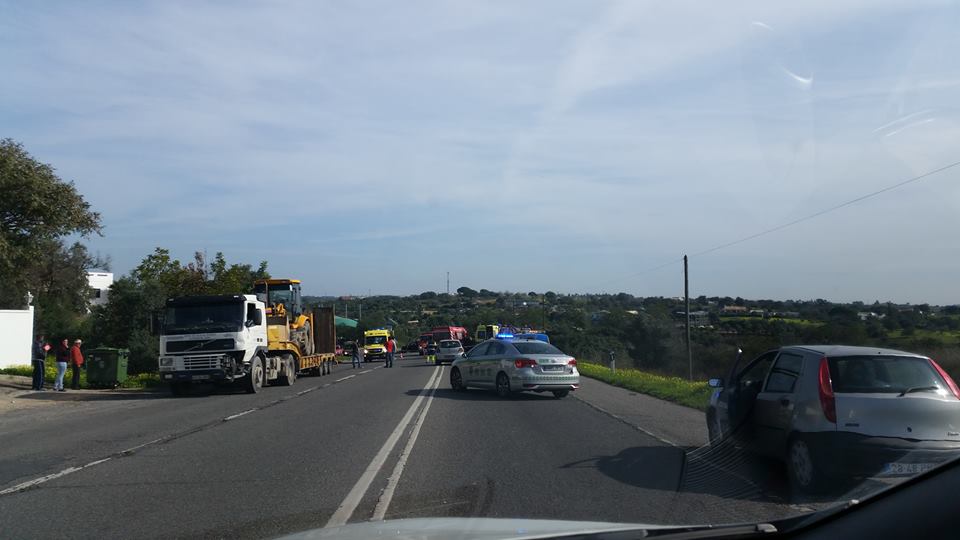 Road cut because of the accident on the EN125 - photo: Tânia Pêcego|Facebook