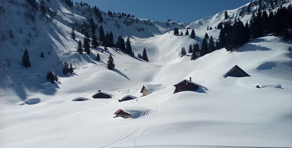 Casas enterradas na neve Villars na Suíça_João Saraiva