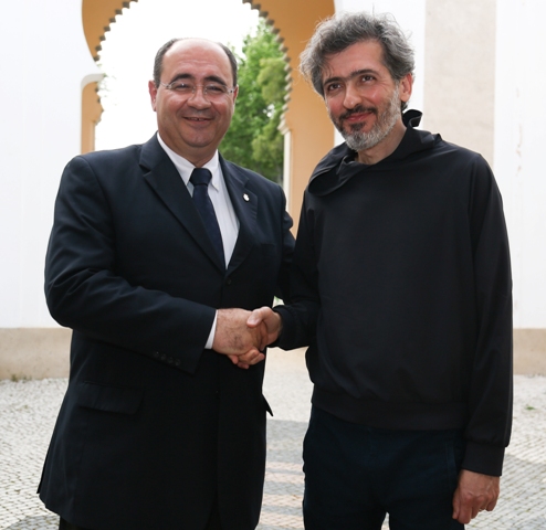 O presidente da Câmara Rogério Bacalhau com o poeta Luís Quintais