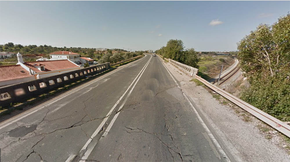 Passagem superior da EN125 sobre a via férrea, na zona das Fontainhas/Ferreiras