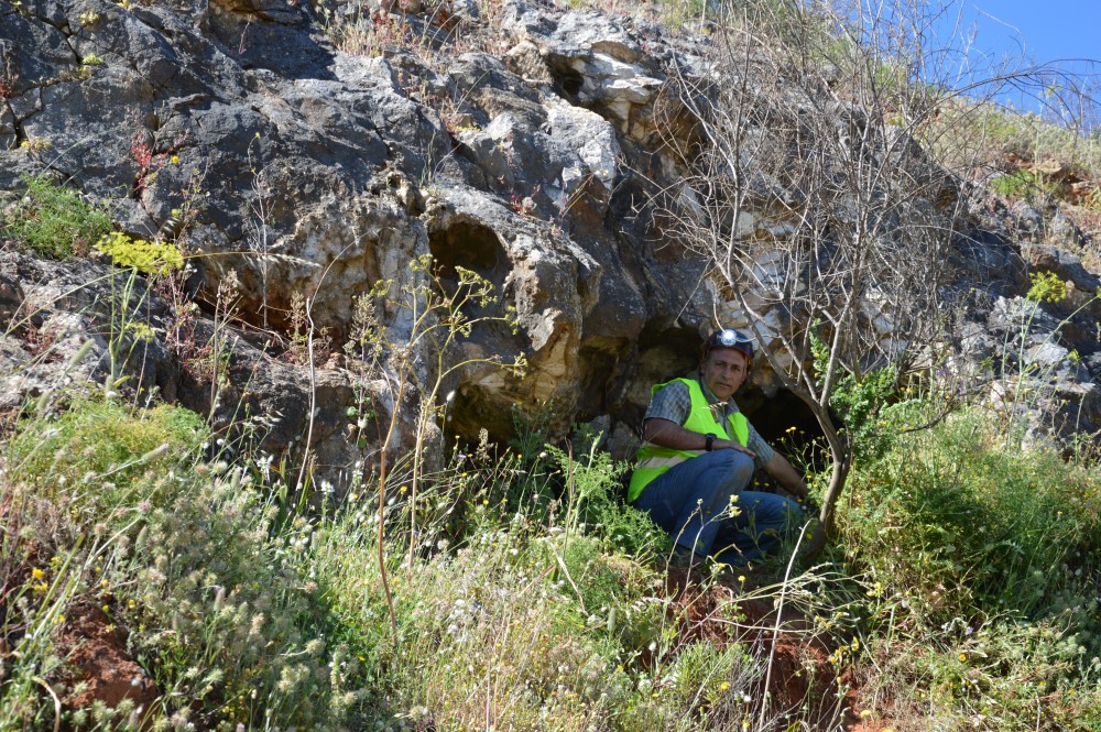 Nuno Bicho na gruta do Homem de Neandertal_1