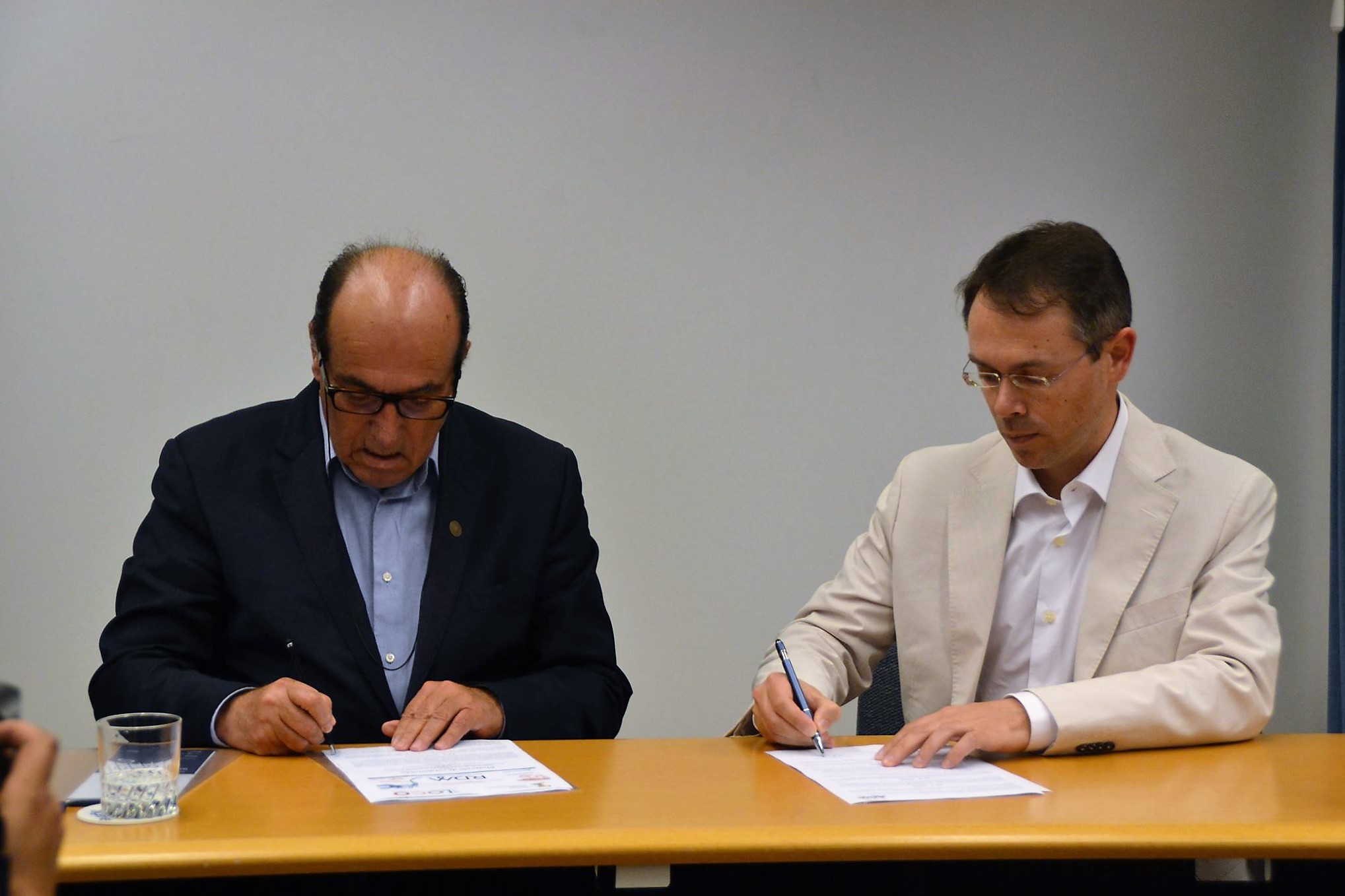 Assinatura do protocolo entre Elidérico Viegas e Nelson Dias