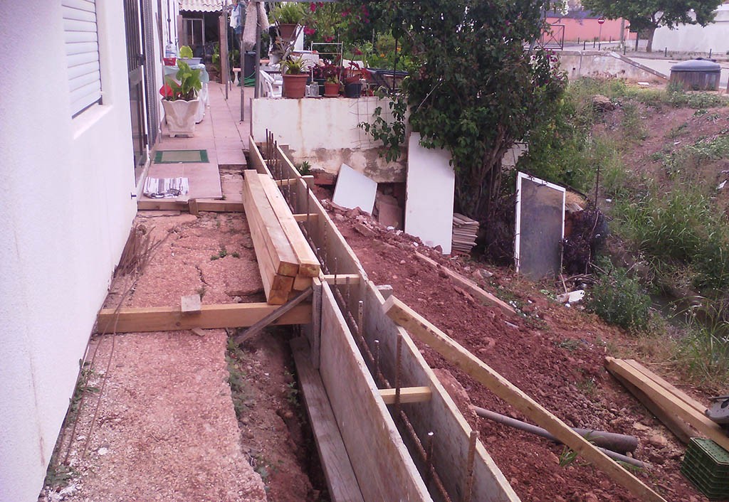 Reconstruction of Caixa Água Silves Neighborhood Wall