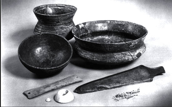 Vasos campaniformes e utensílios de um túmulo