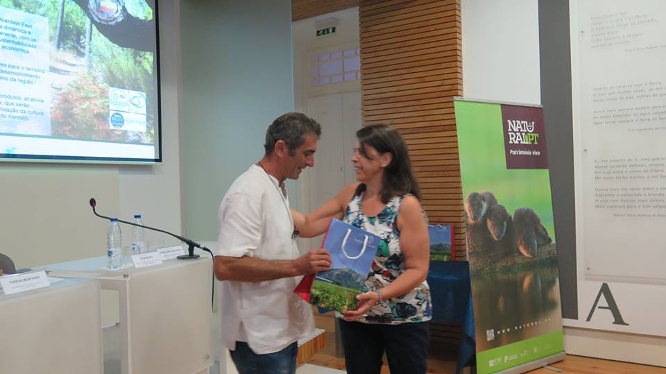 Célia Ramos (secretária de Estado do Ordenamento do Território e da Conservação da Natureza) entrega o prémio a Vítor Faustino (Quinta Pero Vicente) 