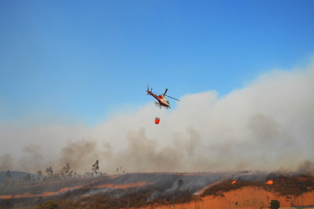 Helicóptero a apagar chamas junto ao Hotel Pestana Algarve Race, no Autódromo