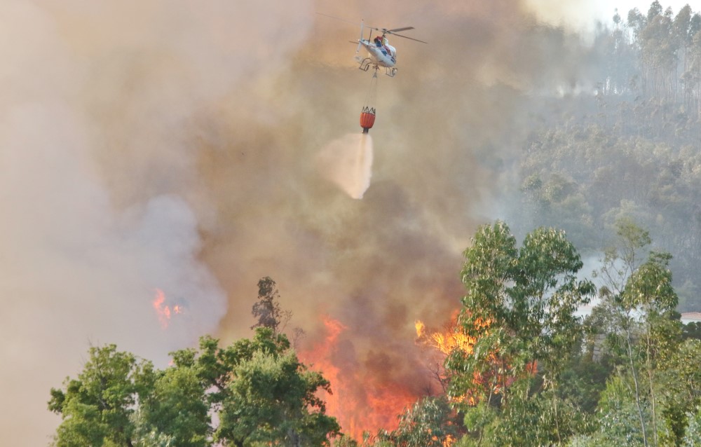 Helicóptero a combater incêndio