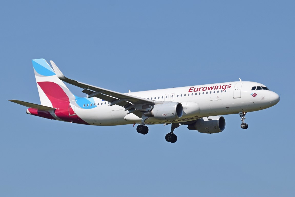 Eurowings_A320-200_(D-AIZS)_arrives_London_Heathrow_15Sep2015_arp