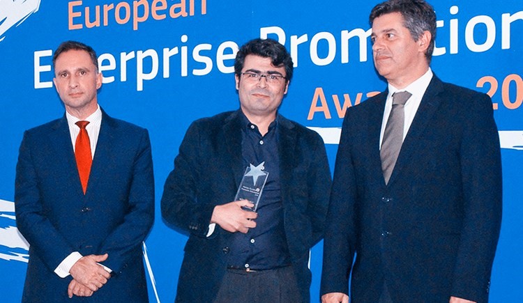 Hugo Barros do CRIA a receber o Prémio Europeu de Promoção Empresarial