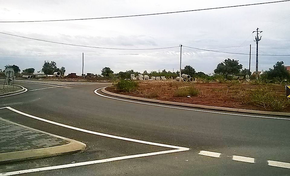 Roundabout between Boliqueime and the unfinished Patã