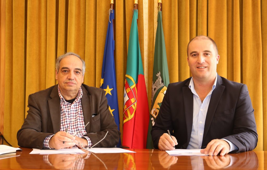 Tito Rosa, president of LPN, and Adelino Soares, president of Vila do Bispo Chamber, in signing the protocol