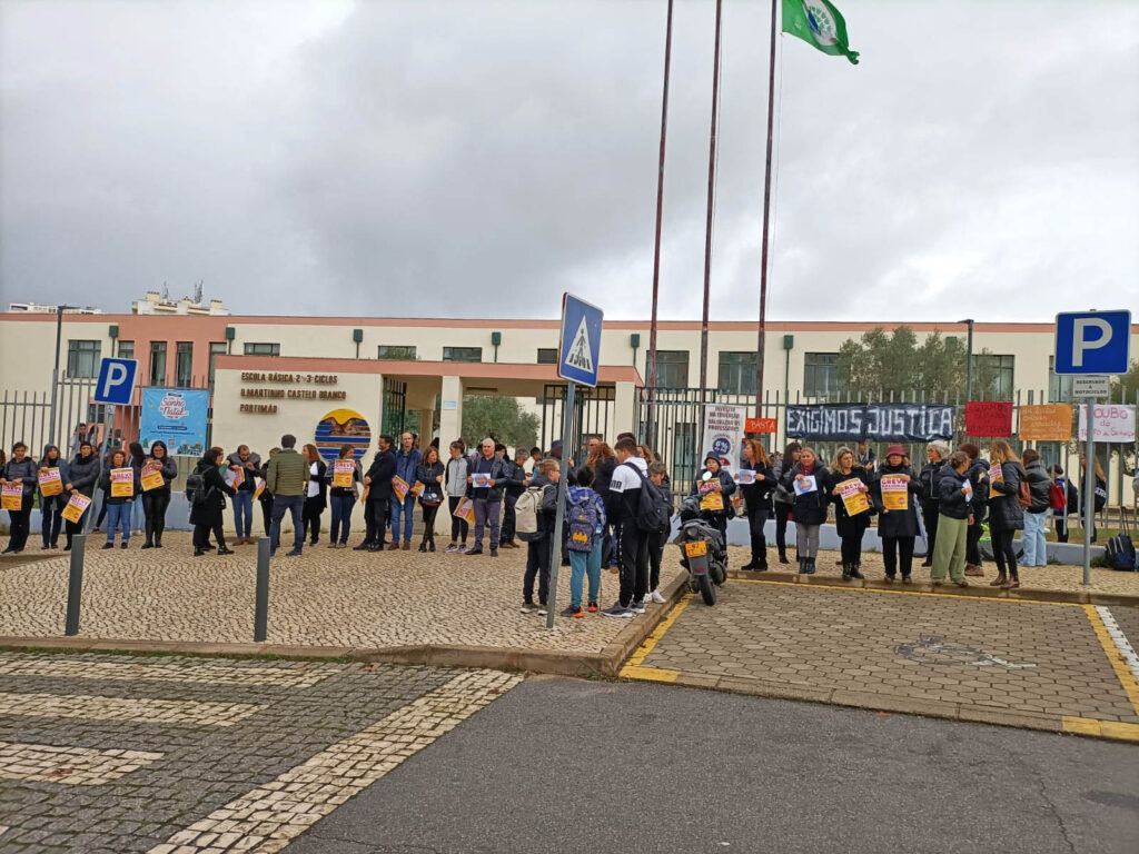 Escola em Portimão encerrada pelo terceiro dia consecutivo devido a greve  no ensino - Vídeos - Correio da Manhã
