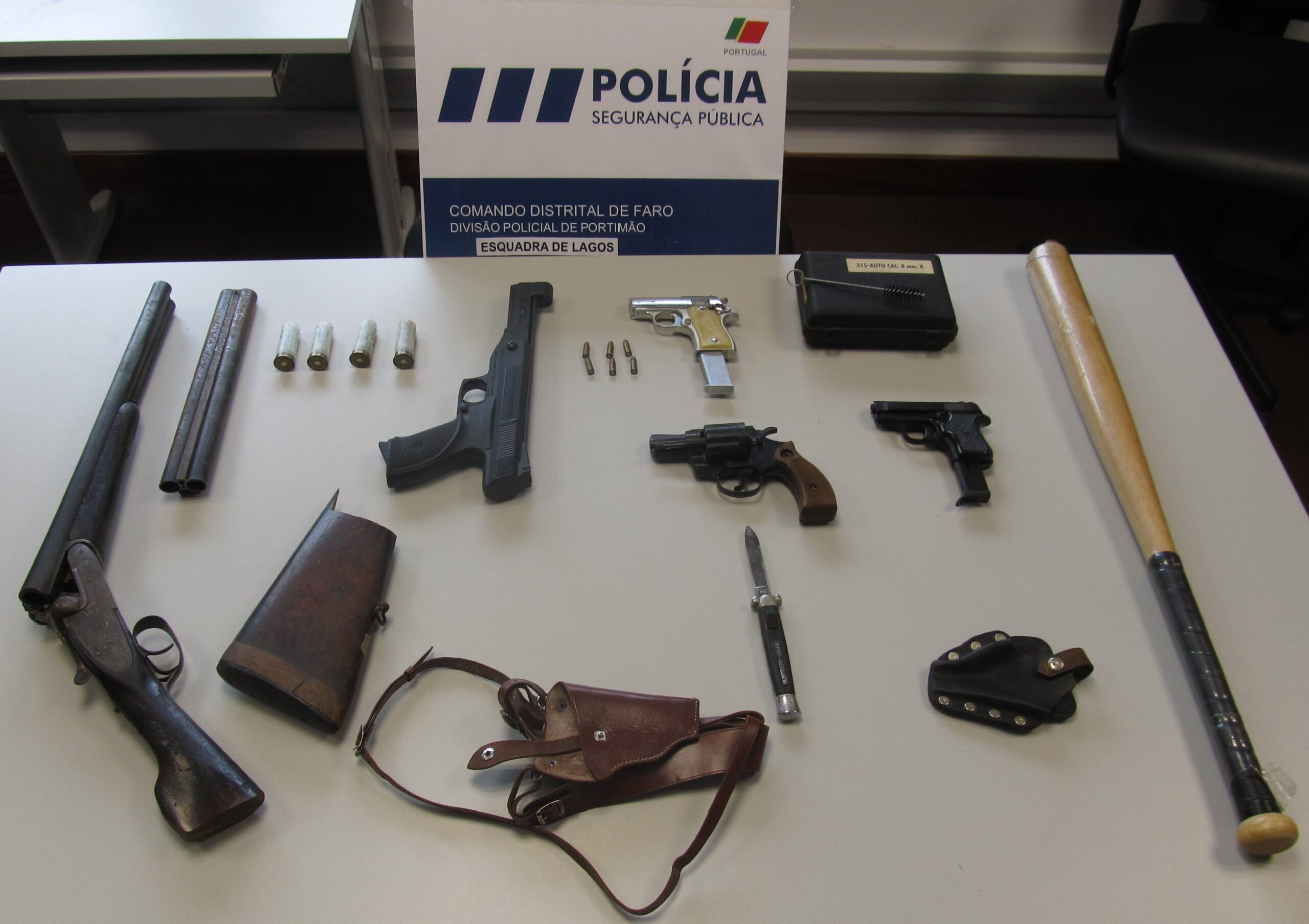 Sul Informação - PSP de Lagos detém dois homens que tinham “arsenal” de armas proibidas