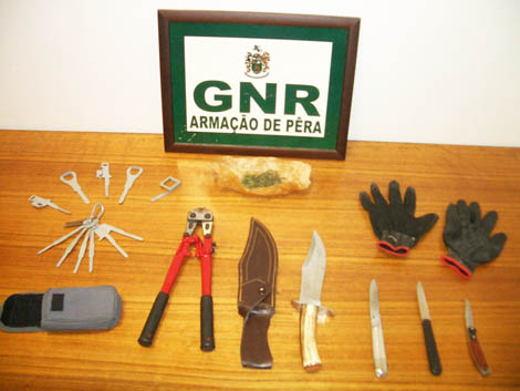 Sul Informação - Homem com arma branca proibida detido em operação stop da GNR em Armação de Pêra