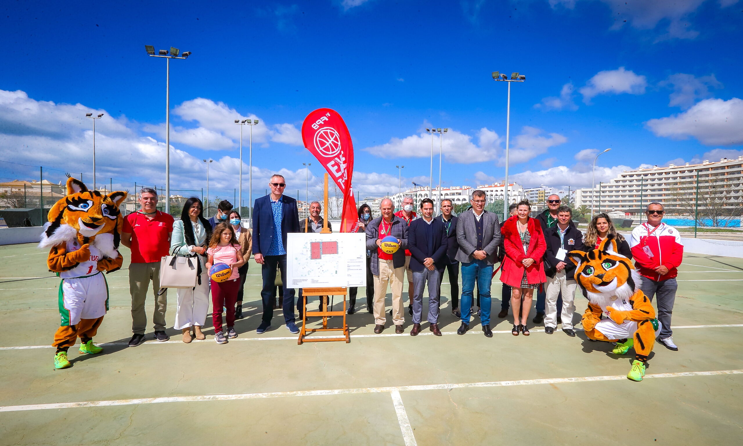 Sul Informação - “Cheque solidário” da Festa do Basquetebol em Albufeira entregue à Associação Alegria de Leste