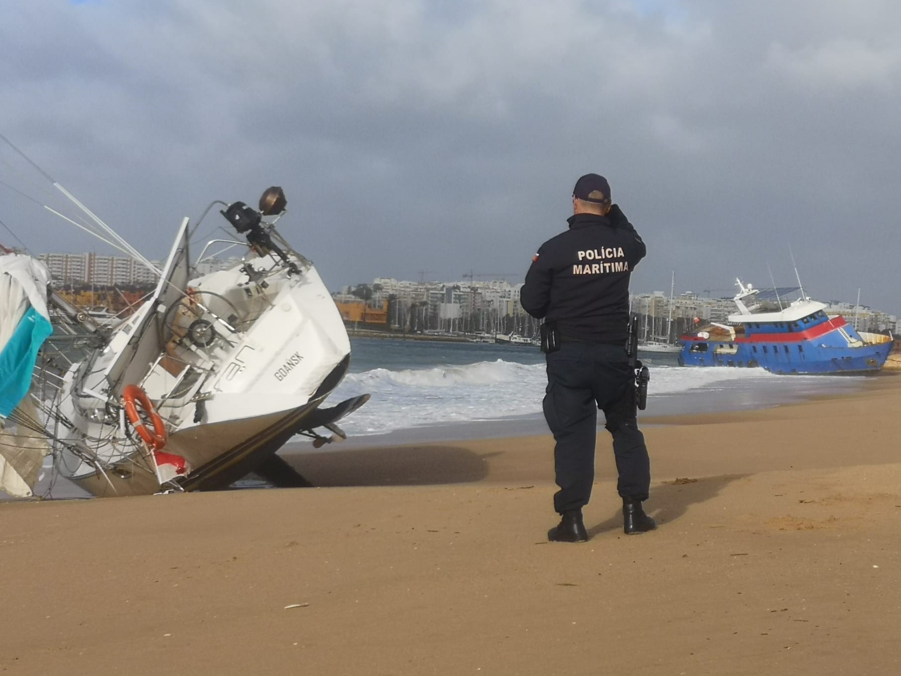 Sul Informação - Embarcações fundeadas em Portimão encalham na praia Grande em Ferragudo